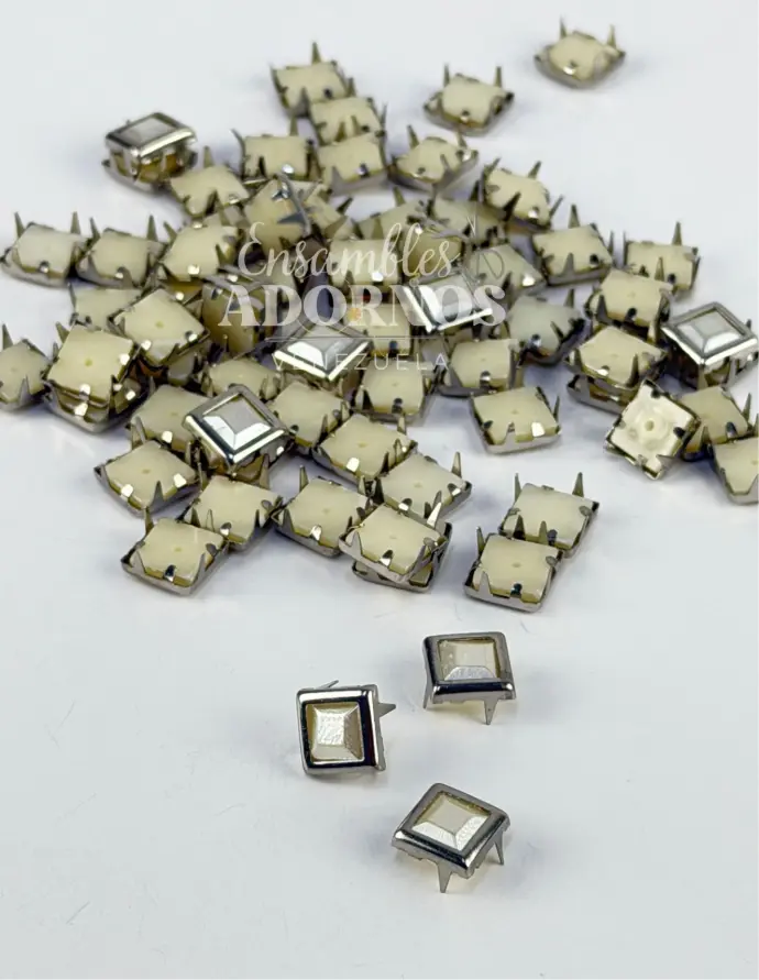 TACHE PERLA LATON CUADRADO 8X8MM (PQT X 5000 UND)