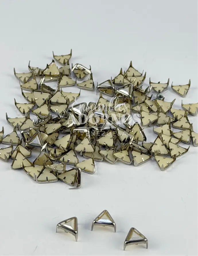 TACHE PERLA LATON TRIANGULO 8X8MM (PQT X 10000 UND)