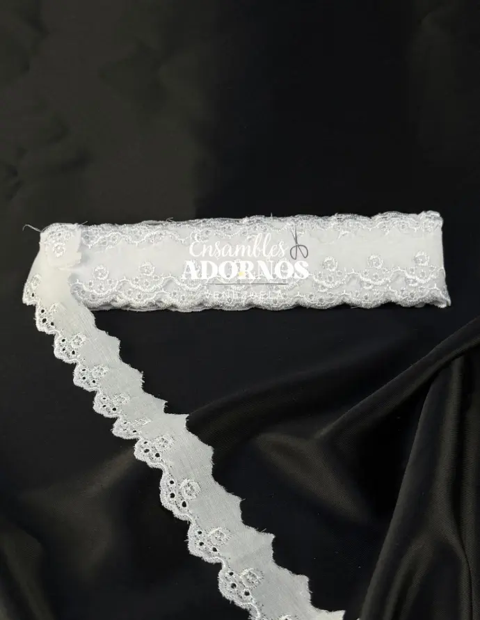 TIRA BORDADA (LETÍN) 3.0CM (PZA X 15 YDS)