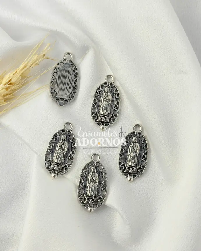 MEDALLA RELIGIOSA VIRGEN DE GUADALUPE 15X30MM (PQT X 100 UND)