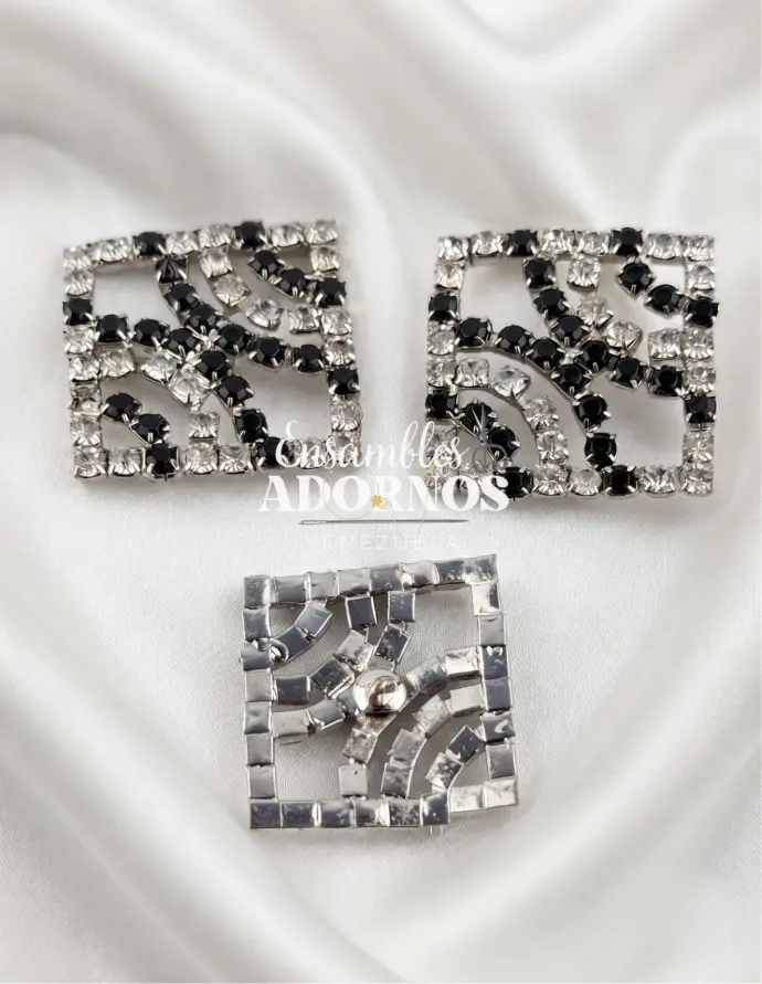 BOTON STRASS CON PATA (PQT X 10 UND)